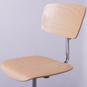 Chaise technique en bois ajustable avec pied en polyamide vu de l'assise