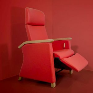 fauteuil medical gaia bois lounge confortable et design Navailles avec repose pieds inclinable par commande latéale