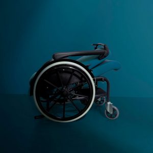 fauteuil roulant à propulsion manuelle non pliant non réversible à dossier inclinable et rabattable bleu plié Mobilys Navailles