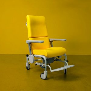 fauteuil d'hébergement avec garde-robe adapté aux patients à mobilité réduite Selene Navailles