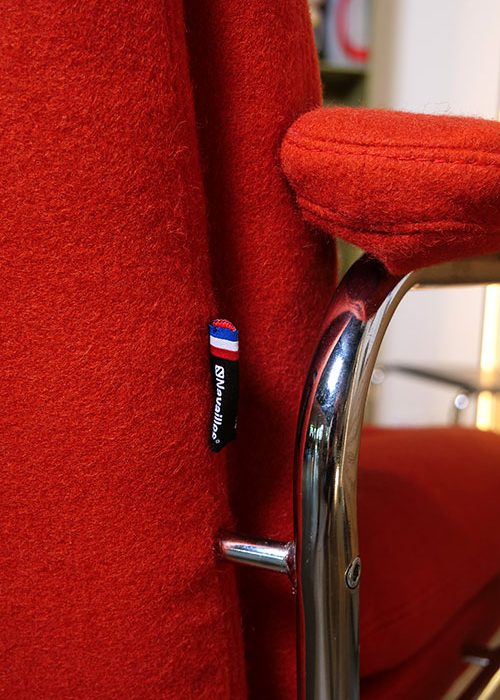 chaise detail étiquette artisanale bleu blanc rouge navailles