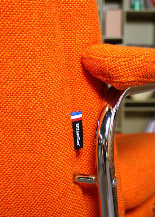 trois quart dos chaise de bureau vintage en laine hallingdal orange avec detail etiquette navailles made in france