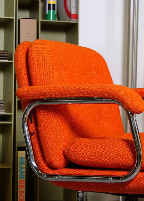 photo de trois quart chaise de bureau vintage heritage 80 laine hallingdal orange navailles